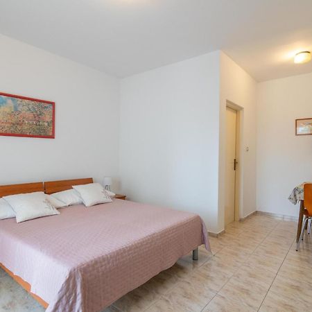 Apartments With A Parking Space Mandre, Pag - 18748 Kolan Bagian luar foto