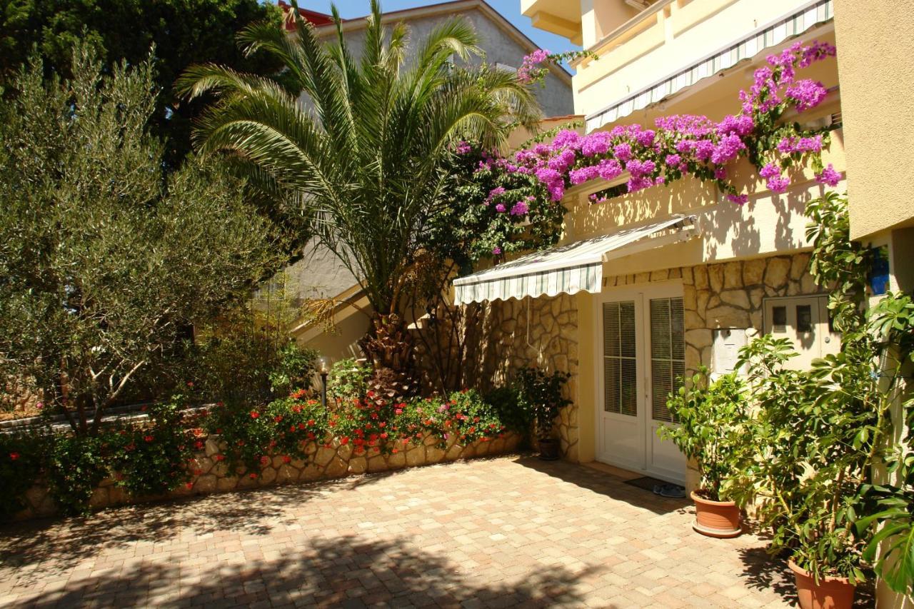 Apartments With A Parking Space Mandre, Pag - 18748 Kolan Bagian luar foto