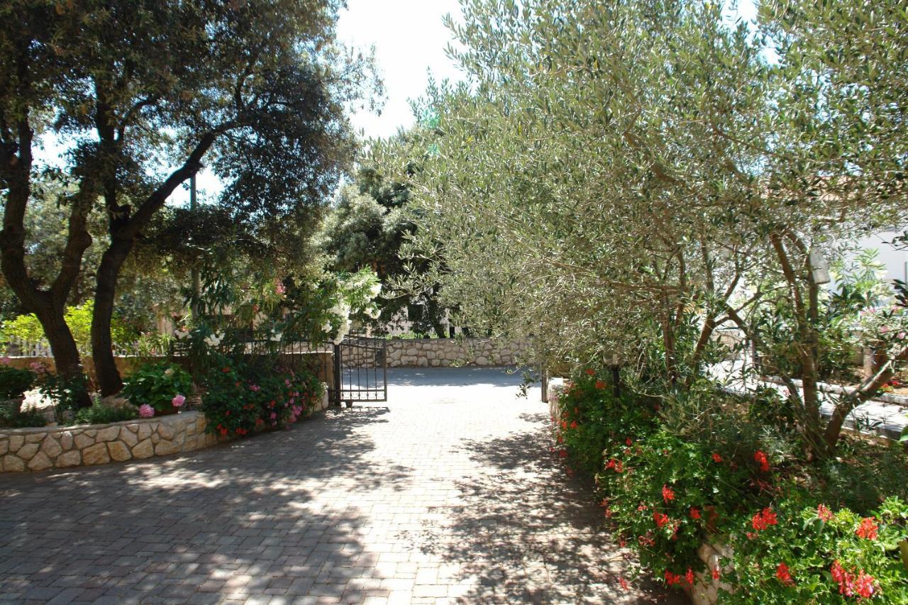 Apartments With A Parking Space Mandre, Pag - 18748 Kolan Bagian luar foto