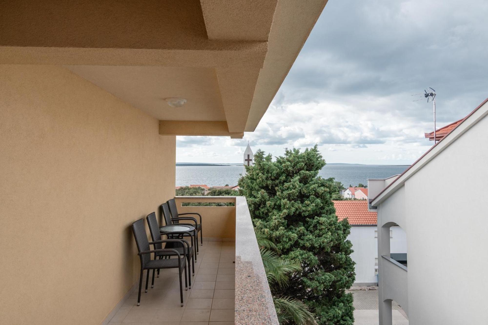 Apartments With A Parking Space Mandre, Pag - 18748 Kolan Bagian luar foto