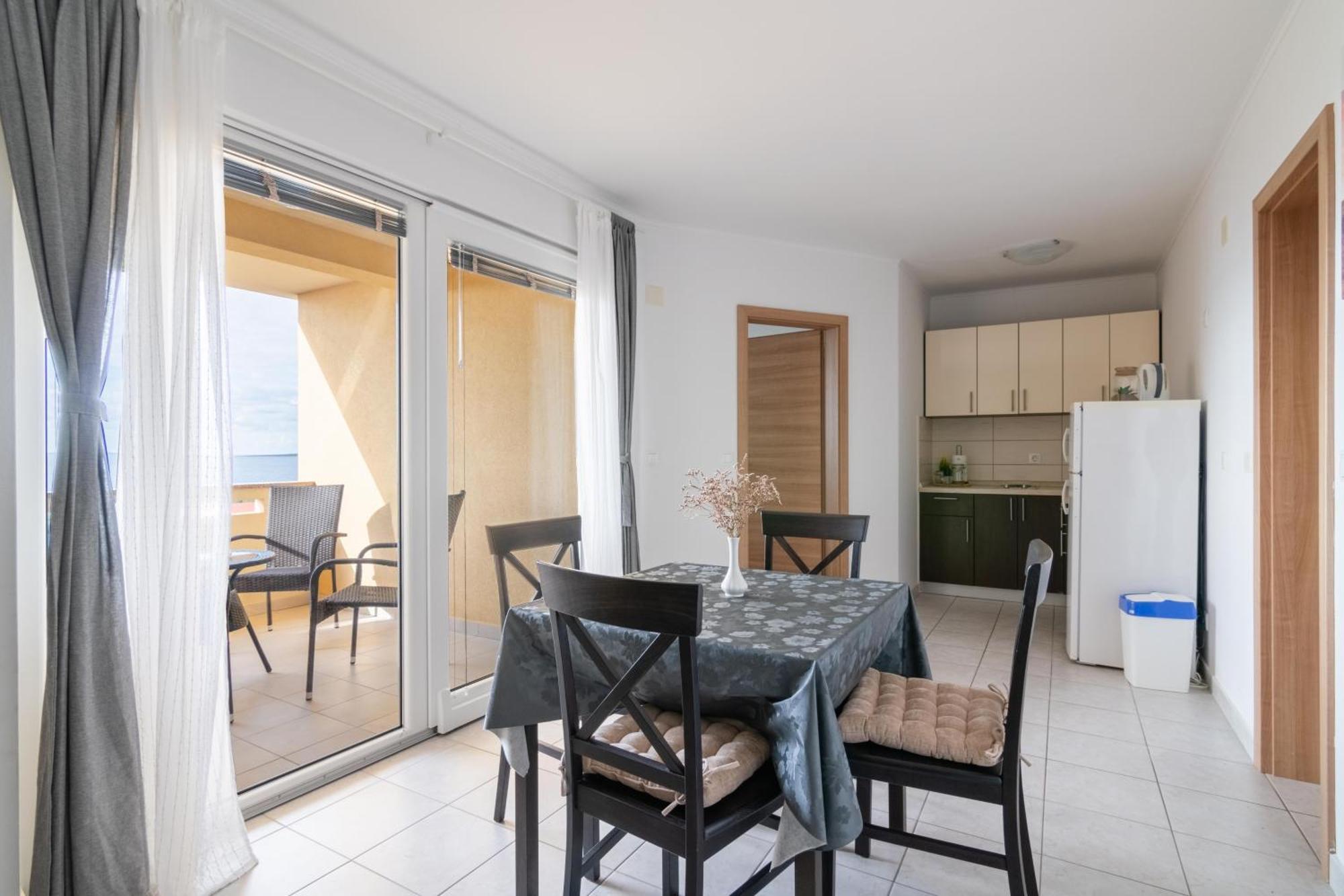 Apartments With A Parking Space Mandre, Pag - 18748 Kolan Bagian luar foto