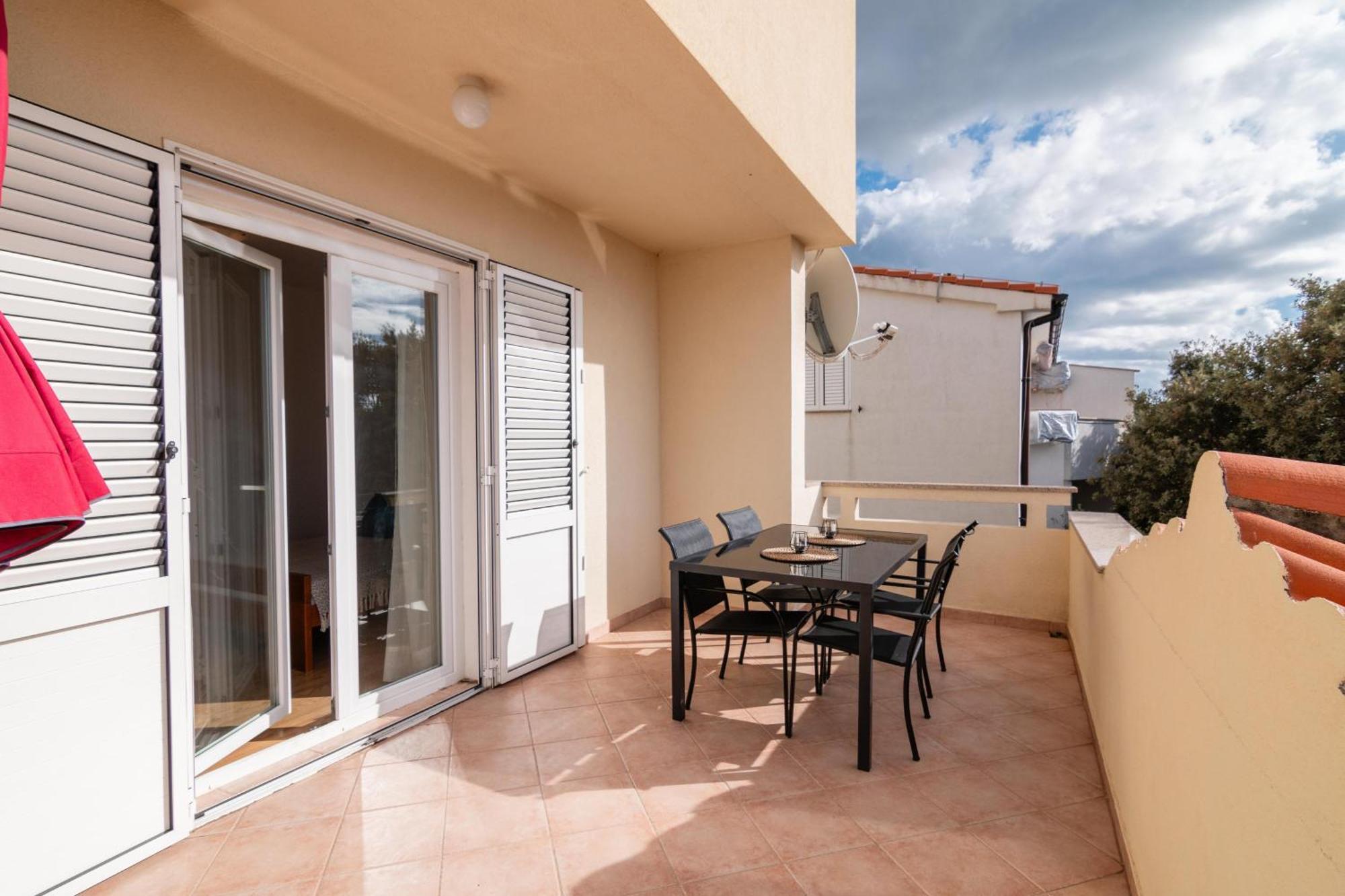 Apartments With A Parking Space Mandre, Pag - 18748 Kolan Bagian luar foto