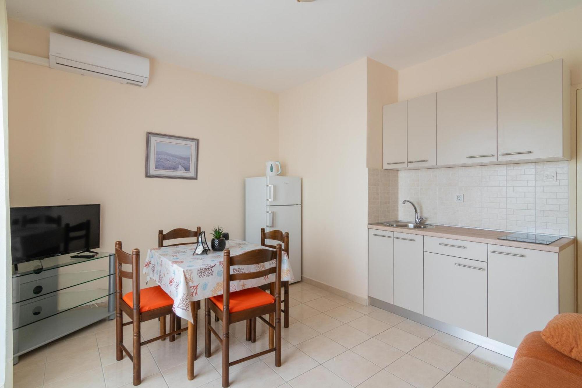 Apartments With A Parking Space Mandre, Pag - 18748 Kolan Bagian luar foto